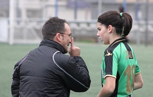 Lucía García en un partido con el Oviedo Moderno